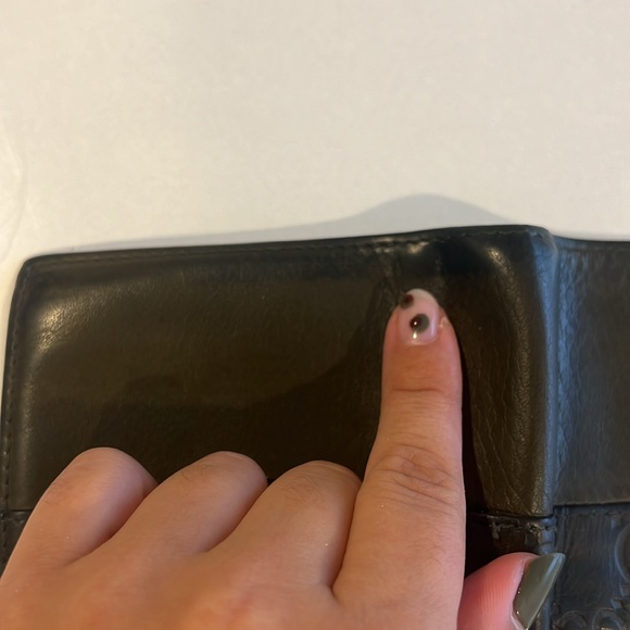 Authentic Gucci Wallet Mens GG Embossed wallet in olive green and black - Picture 4 of 8